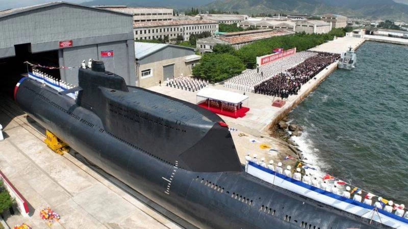 رونمایی از زیر دریایی هسته ای کره شمالی + عکس