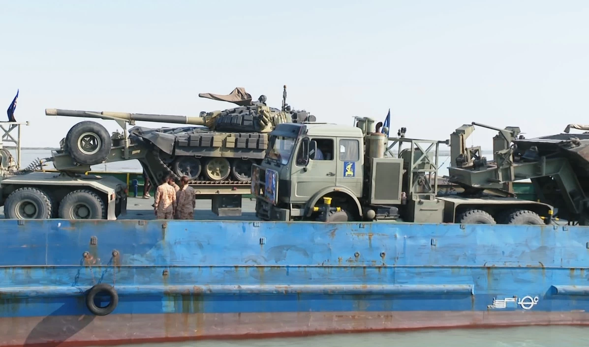 ورود تسلیحات زرهی نیروی زمینی به جزیره قشم + فیلم