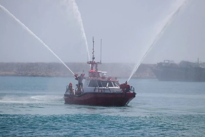 استقرار شناور چندمنظوره آتش‌خوار در بندر کیش پیش از نوروز ۱۴۰۵